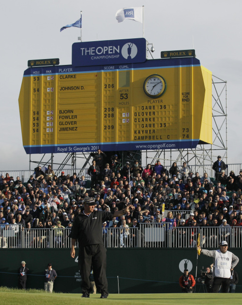 <YONHAP PHOTO-0318> Northern Ireland's Darren Clarke reacts in front of the scoreboard on the 18th green after his round during the third day of the British Open Golf Championship at Royal St George's golf course Sandwich, England, Saturday, July 16, 2011. (AP Photo/Matt Dunham)/2011-07-17 05:30:36/ <저작권자 ⓒ 1980-2011 ㈜연합뉴스. 무단 전재 재배포 금지.>
Darren Clarke celebrates after finishing his round at the British Open.  AP-Yonhap News