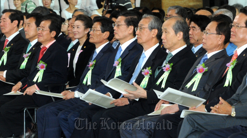 63주년 제헌절을 맞아 17일 서울 여의도 국회의사당에서 제63회 제헌절 경축식이 열리고 있다. 김황식 국무총리와 이용훈 대법원장, 제 정당 대표 등 각계 인사 5백여 명이 참석한 가운데 열린 이날 기념식에서 박희태 국회의장은 "헌법적 이념과 헌법 가치에 도전하는 주장들을 경계하고, 민주와 복지의 최후 보루인 헌법의 수호 의지를 다져야 한다"고 강조했다. 박현구 기자phko@heraldm.com 2011.07.17
South Korean officials including Prime Minister Kim Hwang-sik (fourth from right), National Assembly Speaker Park Hee-tae (right), and Chief Justice Lee Yong-hoon (second from right), and parliamentary delegates attend the 63rd Constitution Day ceremony at the National Assembly in Yeouido, Seoul, on Sunday.  Park Hyun-kyoo/The Korea Herald