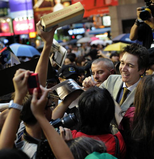 <YONHAP PHOTO-0025> (110716) -- HONG KONG, July 16, 2011 (Xinhua) -- Cast member of Harry Potter and the Deathly Hallows - Part 2 Olive Phelps (R) interacts with fans in Hong Kong, south China, July 16, 2011. James and Olive Phelps came to Hong Kong on Saturday to promote the movie Harry Potter and the Deathly Hallows - Part 2. (Xinhua/Chen Xiaowei) (zhs)/2011-07-17 00:14:31/ <저작권자 ⓒ 1980-2011 ㈜연합뉴스. 무단 전재 재배포 금지.>
Harry Potter film shatters more box office records
A cast member of “Harry Potter and the Deathly Hallows ― Part 2” Olive Phelps (right) meets fans in Hong Kong on Saturday.  Xinhua-Yonhap News
