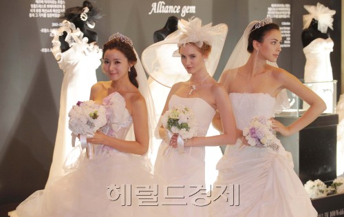 17일 오전 쉐라톤 그랜드 워커힐에서 국내 대표 결혼정보회사 듀오웨드가 듀오웨드페어를 개최했다. 듀오웨드페어 이벤트의 일환으로 신부 모델들이 해외 명품왕실 웨딩드레스, 수억원의 티아라를 선보이고 있다. <br />이상섭 기자 babtong@heraldm.com 2011.07.17
17일 오전 쉐라톤 그랜드 워커힐에서 국내 대표 결혼정보회사 듀오웨드가 듀오웨드페어를 개최했다. 듀오웨드페어 이벤트의 일환으로 신부 모델들이 해외 명품왕실 웨딩드레스, 수억원의 티아라를 선보이고 있다.
이상섭 기자 babtong@heraldm.com 2011.07.17