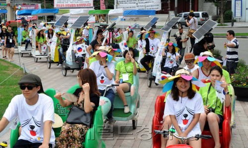 17일 오후 서울광장에서 모국인 한국을 알기위해 전 세계 60여개국의 재외교포 청소년들이 한국을 찾아 친환경 녹색 한국 그린코리아, 그린 시티즌을 슬로건으로 아트바이크 페레이드 행진이 열렸다.<br />이상섭 기자 babtong@heraldm.com 2011.07.17
17일 오후 서울광장에서 모국인 한국을 알기위해 전 세계 60여개국의 재외교포 청소년들이 한국을 찾아 친환경 녹색 한국 그린코리아, 그린 시티즌을 슬로건으로 아트바이크 페레이드 행진이 열렸다.
이상섭 기자 babtong@heraldm.com 2011.07.17
17일 오후 서울광장에서 모국인 한국을 알기위해 전 세계 60여개국의 재외교포 청소년들이 한국을 찾아 친환경 녹색 한국 그린코리아, 그린 시티즌을 슬로건으로 아트바이크 페레이드 행진이 열렸다.
이상섭 기자 babtong@heraldm.com 2011.07.17
모국인 한국을 알기 위해 방한한 전 세계 60여개국 재외교포 청소년들이 17일 오후 서울광장에서 친환경 녹색 한국 ‘그린코리아, 그린 시티즌’을 슬로건으로 ‘세계한인청소년대학생 모국연수-아트바이크 퍼레이드’를 펼치고 있다. 이상섭 기자/babtong@