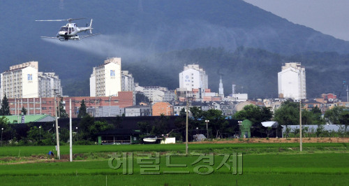 장마가 끝난 가운데 18오전 서울 강서구는 김포평야 310만 제곱미터에 벼 방충해 항공방제 작업을 펼치고 있다. 헬기방제는 비용절감, 노동력 절감의 효과가 있고 2차방제는 8월 10일로 예정돼 있다.<br />김명섭 기자 msiron@
장마가 끝난 가운데 18오전 서울 강서구는 김포평야 310만 제곱미터에 벼 방충해 항공방제 작업을 펼치고 있다. 헬기방제는 비용절감, 노동력 절감의 효과가 있고 2차방제는 8월 10일로 예정돼 있다.
김명섭 기자 msiron@
장마가 끝난 가운데 18일 오전 서울 강서구 김포평야에서 헬리콥터가 항공 방제 작업을 하고 있다(왼쪽). 전북 전주시 덕진구 전주천에서는 아이들이 폭염주의보 속에 물놀이를 하며 무더위를 식히고 있다.
김명섭 기자/msiron@heraldm.com·[연합뉴스]