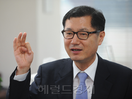 성태제 한국교육과정평가원장은 지난 13일 헤럴드경제와의 단독 인터뷰에서 “임기 중에 대학수학능력시험의 문제은행식 출제를 도입하려 한다”며 “수능이 자격고사화돼 가는 시점에서 그것이 바람직한 방향”이라고 말했다. 이상섭 기자/babtong@heraldm.com