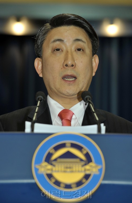 2008년 2월 27일 오후 이동관 청와대대변인이 남주홍 통일,박은경 환경장관내정자의 사퇴를 발표하고있다./이길동기자 gdlee@
2008년 2월 27일 오후 이동관 청와대대변인이 남주홍 통일,박은경 환경장관내정자의 사퇴를 발표하고있다./이길동기자 gdlee@