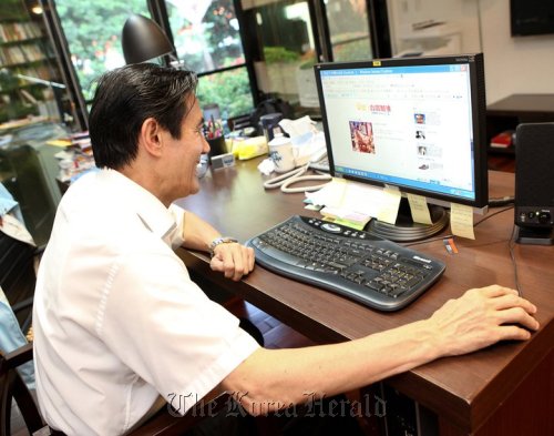 Taiwan President Ma Ying-jeou attempts to “punch in” online via his new Facebook application “Taiwan says good morning.”   Ma’s Facebook