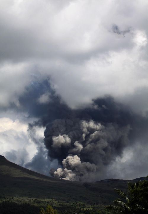 <YONHAP PHOTO-1860> The Mount Lokon volcano spews thick smoke and ash into the air in Tomohon on the northeastern part of Indonesia's Sulawesi island on July 17, 2011. The volcano saw it biggest eruption in weeks on July 17, sending huge clouds of ash 3,500 metres (11,500 feet) into the sky, an official said. AFP PHOTO / GLEN RARUNG /2011-07-17 18:58:05/ <저작권자 ⓒ 1980-2011 ㈜연합뉴스. 무단 전재 재배포 금지.>
The Mount Lokon volcano in Indonesia spews thick smoke and ash into the air   AFP-Yonhap News