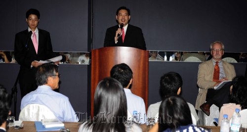 케빈 김 박사. 미국어학연수 설명회. 강남 뱀부하우스. 박해묵 기자/mook@
Kevin Kim, managing director of Manhattan Global Prep, talks to students and parents at a seminar in Seoul on Saturday.  Park Hae-mook/Korea Herald