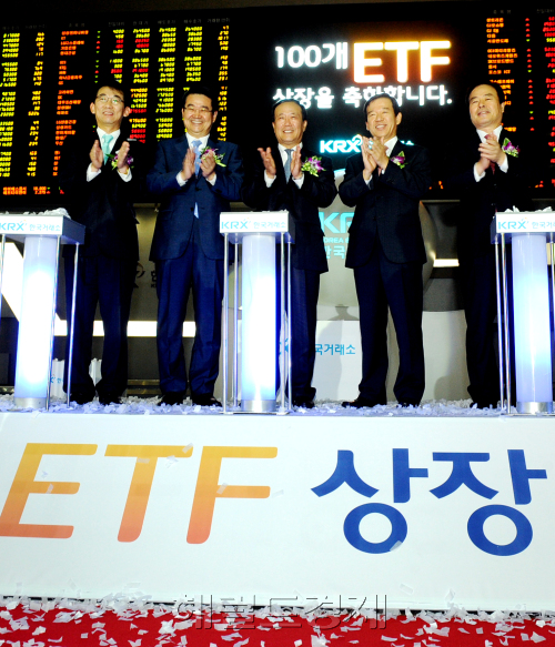 한국거래소(KRX/이사장 김봉수)는 18일 여의도 종합홍보관에서 '100개 ETF(상장지수펀드) 상장을 축하하는 기념식'을 갖고 참석자들이  박수를 치고 있다. 왼쪽부터 김군호 에프엔가이드 사장, 김 석 삼성자산운용 사장, 김봉수 한국거래소 이사장, 서유석 미래맵스자산운용 사장, 차문현 우리자산운용 대표. 박현구 기자phko@heraldm.com 2011.07.18
한국거래소(KRX/이사장 김봉수)는 18일 여의도 종합홍보관에서 '100개 ETF(상장지수펀드) 상장을 축하하는 기념식'을 갖고 참석자들이  박수를 치고 있다. 왼쪽부터 김군호 에프엔가이드 사장, 김 석 삼성자산운용 사장, 김봉수 한국거래소 이사장, 서유석 미래맵스자산운용 사장, 차문현 우리자산운용 대표. 박현구 기자phko@heraldm.com 2011.07.18