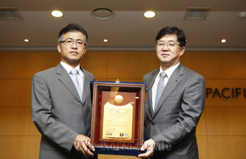 Lee Yoon (right), executive director of Amore Pacific, and Kim Sang-wook, lead-assessor at BSI Group Korea, hold a certificate plaque in the company’s office building in Seoul on Monday.   Amore Pacific Corp.
Lee Yoon (right), executive director of Amore Pacific, and Kim Sang-wook, lead-assessor at BSI Group Korea, hold a certificate plaque in the company’s office building in Seoul on Monday.   Amore Pacific Corp.