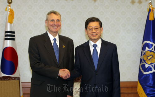 Prime Minister Kim Hwang-sik (right) poses with World Water Council assessment committee chief Ken Reid  at the government complex in central Seoul on Monday.  Yonhap News
Prime Minister Kim Hwang-sik (right) poses with World Water Council assessment committee chief Ken Reid  at the government complex in central Seoul on Monday.  Yonhap News