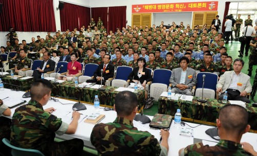 해병대 병영문화혁신 대토론회가 18일 경기도 김포시 해병대 2사단에서 열렸다. 참석자들이 주제발표를 하고 있다./사진공동취재단