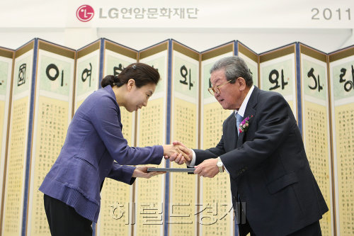 구자경(오른쪽) LG 명예회장이 성균관대 신문방송학과 금희조 교수에게 LG연암증서를 수여하고 있다. [사진=LG그룹]