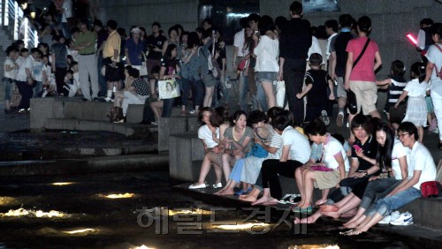 청계천 열대야.<br />정희조 기자/checho@heraldm.com 110718
청계천 열대야.
정희조 기자/checho@heraldm.com 110718
청계천 열대야.
정희조 기자/checho@heraldm.com 110718
장마 후 찾아온 폭염에 18일 밤 서울 청계천을 찾은 시민들이 물에 발을 담근 채 더위를 식히고 있다. 기상청은 이번주 내내 폭염이 이어질 것으로 예보했다.    정희조 기자/checho@heraldm.com