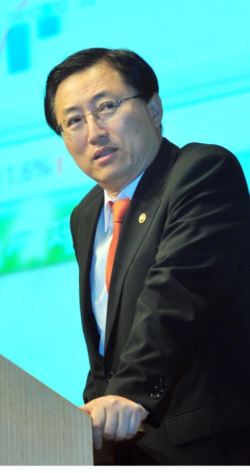13일 오전 최중경 지식경제부장관이 서울 남대문 대한상공의회소 국제회의장에서 '산업강국, 무역대국으로의 길.이란 주제로 조찬 강연을 하고 있다.<br />김명섭 기자 msiron@
13일 오전 최중경 지식경제부장관이 서울 남대문 대한상공의회소 국제회의장에서 '산업강국, 무역대국으로의 길.이란 주제로 조찬 강연을 하고 있다.
김명섭 기자 msiron@
13일 오전 최중경 지식경제부장관이 서울 남대문 대한상공의회소 국제회의장에서 '산업강국, 무역대국으로의 길.이란 주제로 조찬 강연을 하고 있다.
김명섭 기자 msiron@
