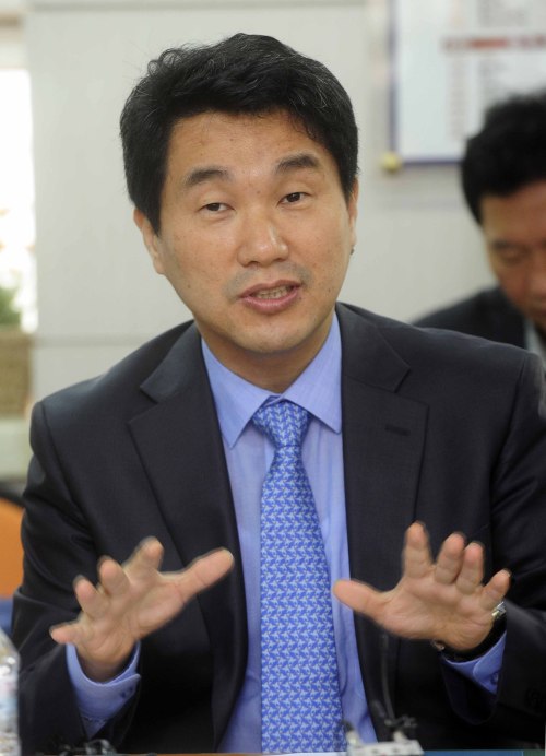 이주호 교육과학기술부장관이 4일 오전 서울 양천구 목원초등학교에서 독서교육활성화 방안에 대해 발표하고 있다. 박해묵 기자/mook@heraldm.com
이주호 교육과학기술부장관이 4일 오전 서울 양천구 목원초등학교에서 독서교육활성화 방안에 대해 발표하고 있다. 박해묵 기자/mook@heraldm.com
이주호 교육과학기술부장관이 4일 오전 서울 양천구 목원초등학교에서 독서교육활성화 방안에 대해 발표하고 있다. 박해묵 기자/mook@heraldm.com
이주호 장관