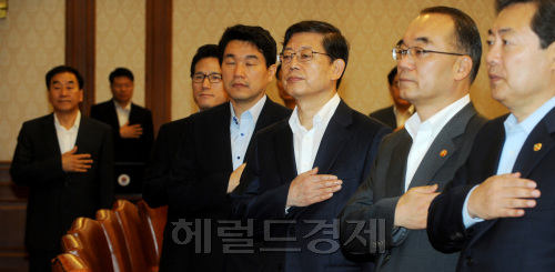 김황식 국무총리와 국무위원들이 19일 정부중앙청사에서 열린 국무회의장에서 국민의례를 하고 있다.박현구 기자pho@heraldm.com 2011.07.19
김황식 국무총리와 국무위원들이 19일 정부중앙청사에서 열린 국무회의장에서 국민의례를 하고 있다.박현구 기자pho@heraldm.com 2011.07.19