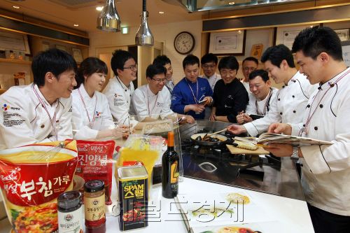 CJ그룹이 플래그십 스토어 ‘CJ 제일제당 센터’ 개관을 계기로 새로운 개념의 외식문화를 선도하는 한편 식품 R&D에도 더욱 박차를 가할 예정이다.  [사진제공=CJ그룹]