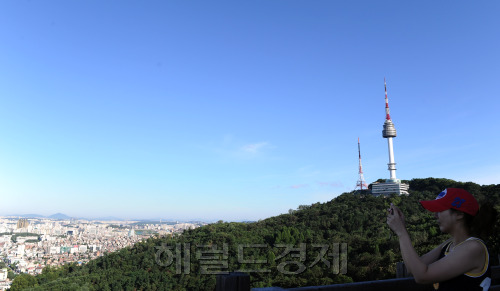 지루했던 장마가 끝나고 본격적인 무더위가 시작된 19일 오전 남산에서 바라본 서울 하늘이 맑고 푸른 모습을 보이고 있다. 박해묵 기자/mook@heraldm.com
지루했던 장마가 끝나고 본격적인 무더위가 시작된 19일 오전 남산에서 바라본 서울 하늘이 맑고 푸른 모습을 보이고 있다. 박해묵 기자/mook@heraldm.com