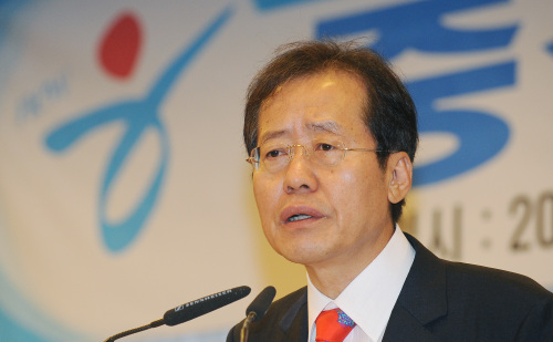 19일 오전 세종문화회관 세종홀에서 열린 제 47차 한나라당포럼에서 홍준표 대표최고위원이 중심국가로 가는 길이라는 주제로 강연을 하고 있다.<br />이상섭 기자 babtong@heraldm.com 2011.07.19
19일 오전 세종문화회관 세종홀에서 열린 제 47차 한나라당포럼에서 홍준표 대표최고위원이 중심국가로 가는 길이라는 주제로 강연을 하고 있다.
이상섭 기자 babtong@heraldm.com 2011.07.19
