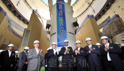 한국수력원자력(주)는 18일 오후 울산시 울주군 서생면 신고리원전 건설현장에서 신고리원전 4호기 원자로 설치 기념행사를 가졌다. 신고리 4호기 원자로는 APR1400 모델로 직경은 4.6m이고 높이는 14.8m 무게는 약 533t  규모에 이른다. 또한 해외에 사상처음 수출한 UAE원전의 참조모델로서 오는 2014년 9월 완공돼 연간 약 110억 kw의 전기를 생산하게 된다.<br />김명섭 기자 msiron@
한국수력원자력(주)는 18일 오후 울산시 울주군 서생면 신고리원전 건설현장에서 신고리원전 4호기 원자로 설치 기념행사를 가졌다. 신고리 4호기 원자로는 APR1400 모델로 직경은 4.6m이고 높이는 14.8m 무게는 약 533t  규모에 이른다. 또한 해외에 사상처음 수출한 UAE원전의 참조모델로서 오는 2014년 9월 완공돼 연간 약 110억 kw의 전기를 생산하게 된다.
김명섭 기자 msiron@
한국수력원자력(주)는 18일 오후 울산시 울주군 서생면 신고리원전 건설현장에서 신고리원전 4호기 원자로 설치 기념행사를 가졌다. 신고리 4호기 원자로는 APR1400 모델로 직경은 4.6m이고 높이는 14.8m 무게는 약 533t  규모에 이른다. 또한 해외에 사상처음 수출한 UAE원전의 참조모델로서 오는 2014년 9월 완공돼 연간 약 110억 kw의 전기를 생산하게 된다.
김명섭 기자 msiron@
한국수력원자력(주)은 18일 오후 울산시 울주군 서생면 신고리원전 건설현장에서 신고리원전 4호기 원자로 설치 기념행사를 가졌다. 신고리 4호기 원자로는 APR1400 모델로 직경은 4.6m이고 높이는 14.8m, 무게는 약 533t 규모에 이른다. 또한 해외에 사상처음 수출한 UAE원전의 참조모델로서 오는 2014년 9월 완공돼 연간 약 110억㎾의 전기를 생산하게 된다. 김명섭 기자/msiron@heraldm.com