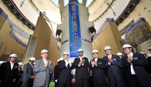 한국수력원자력(주)는 18일 오후 울산시 울주군 서생면 신고리원전 건설현장에서 신고리원전 4호기 원자로 설치 기념행사를 가졌다. 신고리 4호기 원자로는 APR1400 모델로 직경은 4.6m이고 높이는 14.8m 무게는 약 533t  규모에 이른다. 또한 해외에 사상처음 수출한 UAE원전의 참조모델로서 오는 2014년 9월 완공돼 연간 약 110억 kw의 전기를 생산하게 된다.<br />김명섭 기자 msiron@
한국수력원자력(주)는 18일 오후 울산시 울주군 서생면 신고리원전 건설현장에서 신고리원전 4호기 원자로 설치 기념행사를 가졌다. 신고리 4호기 원자로는 APR1400 모델로 직경은 4.6m이고 높이는 14.8m 무게는 약 533t  규모에 이른다. 또한 해외에 사상처음 수출한 UAE원전의 참조모델로서 오는 2014년 9월 완공돼 연간 약 110억 kw의 전기를 생산하게 된다.
김명섭 기자 msiron@
한국수력원자력(주)는 18일 오후 울산시 울주군 서생면 신고리원전 건설현장에서 신고리원전 4호기 원자로 설치 기념행사를 가졌다. 신고리 4호기 원자로는 APR1400 모델로 직경은 4.6m이고 높이는 14.8m 무게는 약 533t  규모에 이른다. 또한 해외에 사상처음 수출한 UAE원전의 참조모델로서 오는 2014년 9월 완공돼 연간 약 110억 kw의 전기를 생산하게 된다.
김명섭 기자 msiron@
한국수력원자력(주)은 18일 오후 울산시 울주군 서생면 신고리원전 건설현장에서 신고리원전 4호기 원자로 설치 기념행사를 가졌다. 신고리 4호기 원자로는 APR1400 모델로 직경은 4.6m이고 높이는 14.8m, 무게는 약 533t 규모에 이른다. 또한 해외에 사상처음 수출한 UAE원전의 참조모델로서 오는 2014년 9월 완공돼 연간 약 110억㎾의 전기를 생산하게 된다. 김명섭 기자/msiron@heraldm.com