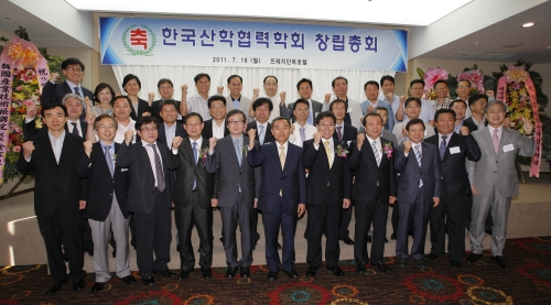 <YONHAP PHOTO-1552> 한국산학협력협회 창립총회 (서울=연합뉴스) 18일 오후 서울 프레지던트 호텔에서 열린 한국산학협력학회 창립총회에서 김창경 교육과학기술부 차관(앞줄 왼쪽 다섯번째)과 김우승 한국산학협력학회 초대회장(앞줄 가운데), 윤상직 지식경제부 차관(앞줄 왼쪽 일곱번째) 등 참석 내빈들이 기념촬영을 하며 파이팅을 외치고 있다. 한국산학협력학회는 전문대와 대학, 기업체 등 다양한 산학협력 주체들이 참여하여 연구개발(R&D)과 우수인재 양성 등의 분야에서 대학과 기업간 협력과 교류를 더욱 활성화 하고 한국형 선진 산학협력 모델을 개발, 확산시키기 위해 설립됐다. 2011.7.18 << 한국산학협력협회 >> photo@yna.co.kr/2011-07-18 19:11:58/ <저작권자 ⓒ 1980-2011 ㈜연합뉴스. 무단 전재 재배포 금지.>
<YONHAP PHOTO-1552> 한국산학협력협회 창립총회 (서울=연합뉴스) 18일 오후 서울 프레지던트 호텔에서 열린 한국산학협력학회 창립총회에서 김창경 교육과학기술부 차관(앞줄 왼쪽 다섯번째)과 김우승 한국산학협력학회 초대회장(앞줄 가운데), 윤상직 지식경제부 차관(앞줄 왼쪽 일곱번째) 등 참석 내빈들이 기념촬영을 하며 파이팅을 외치고 있다. 한국산학협력학회는 전문대와 대학, 기업체 등 다양한 산학협력 주체들이 참여하여 연구개발(R&D)과 우수인재 양성 등의 분야에서 대학과 기업간 협력과 교류를 더욱 활성화 하고 한국형 선진 산학협력 모델을 개발, 확산시키기 위해 설립됐다. 2011.7.18 << 한국산학협력협회 >> photo@yna.co.kr/2011-07-18 19:11:58/ <저작권자 ⓒ 1980-2011 ㈜연합뉴스. 무단 전재 재배포 금지.>
<YONHAP PHOTO-1552> 한국산학협력협회 창립총회 (서울=연합뉴스) 18일 오후 서울 프레지던트 호텔에서 열린 한국산학협력학회 창립총회에서 김창경 교육과학기술부 차관(앞줄 왼쪽 다섯번째)과 김우승 한국산학협력학회 초대회장(앞줄 가운데), 윤상직 지식경제부 차관(앞줄 왼쪽 일곱번째) 등 참석 내빈들이 기념촬영을 하며 파이팅을 외치고 있다. 한국산학협력학회는 전문대와 대학, 기업체 등 다양한 산학협력 주체들이 참여하여 연구개발(R&D)과 우수인재 양성 등의 분야에서 대학과 기업간 협력과 교류를 더욱 활성화 하고 한국형 선진 산학협력 모델을 개발, 확산시키기 위해 설립됐다. 2011.7.18 << 한국산학협력협회 >> photo@yna.co.kr/2011-07-18 19:11:58/ <저작권자 ⓒ 1980-2011 ㈜연합뉴스. 무단 전재 재배포 금지.>