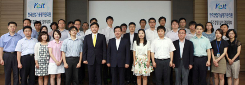 <YONHAP PHOTO-1152> KEIT '윤리경영 실천 결의대회' (서울=연합뉴스) 한국산업기술평가관리원(KEIT)이 18일 서울 역삼동 한국기술센터에서 개최한‘2011년 윤리경영 실천 결의대회’에서 서영주 KEIT 원장(앞줄 왼쪽에서 일곱 번째)과 이종석 감사(여섯 번째)가 ‘윤리경영 실천리더’로 선발된 31명의 직원들과 함께 기념 촬영을 하고 있다. 2011.7.18 << KEIT >> photo@yna.co.kr/2011-07-18 16:34:04/ <저작권자 ⓒ 1980-2011 ㈜연합뉴스. 무단 전재 재배포 금지.>
<YONHAP PHOTO-1152> KEIT '윤리경영 실천 결의대회' (서울=연합뉴스) 한국산업기술평가관리원(KEIT)이 18일 서울 역삼동 한국기술센터에서 개최한‘2011년 윤리경영 실천 결의대회’에서 서영주 KEIT 원장(앞줄 왼쪽에서 일곱 번째)과 이종석 감사(여섯 번째)가 ‘윤리경영 실천리더’로 선발된 31명의 직원들과 함께 기념 촬영을 하고 있다. 2011.7.18 << KEIT >> photo@yna.co.kr/2011-07-18 16:34:04/ <저작권자 ⓒ 1980-2011 ㈜연합뉴스. 무단 전재 재배포 금지.>
<YONHAP PHOTO-1152> KEIT '윤리경영 실천 결의대회' (서울=연합뉴스) 한국산업기술평가관리원(KEIT)이 18일 서울 역삼동 한국기술센터에서 개최한‘2011년 윤리경영 실천 결의대회’에서 서영주 KEIT 원장(앞줄 왼쪽에서 일곱 번째)과 이종석 감사(여섯 번째)가 ‘윤리경영 실천리더’로 선발된 31명의 직원들과 함께 기념 촬영을 하고 있다. 2011.7.18 << KEIT >> photo@yna.co.kr/2011-07-18 16:34:04/ <저작권자 ⓒ 1980-2011 ㈜연합뉴스. 무단 전재 재배포 금지.>
한국산업기술평가관리원(KEIT)은 지난 18일 서울 역삼동 한국기술센터 대회의장에서 모든 임직원이 참석한 가운데 ‘2011년 윤리경영 실천 결의대회’를 개최했다. KEIT는 이날 윤리경영 실천리더 31명을 선정하고 고객으로부터 신뢰받는 청렴윤리문화 정착과 확산을 통해 부패방지시책 ‘매우 우수’, 종합청렴도 ‘우수’ 기관의 목표를 달성하겠다고 선언했다. 서영주(앞줄 왼쪽에서 일곱 번째) KEIT 원장과 이종석(여섯 번째) 감사가 ‘윤리경영 실천리더’로 선발된 31명의 직원들과 함께 기념 촬영을 하고 있다.