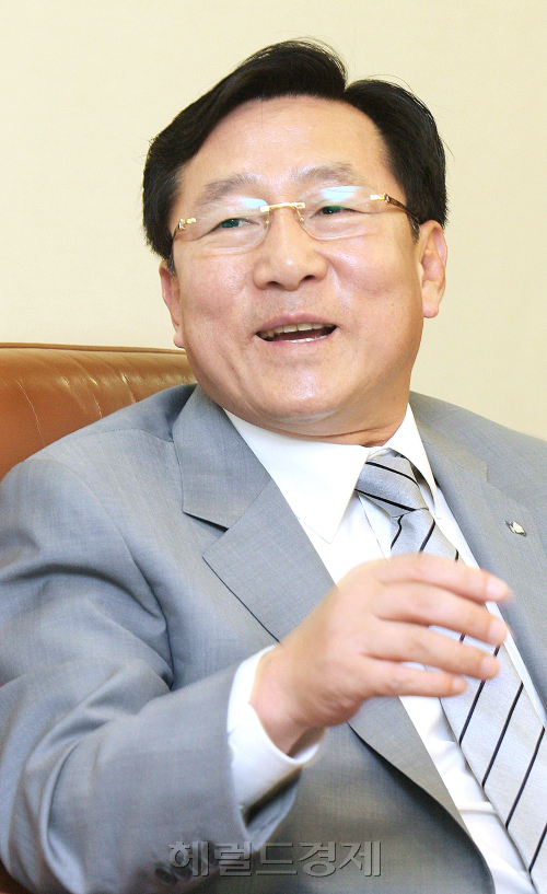 김기문 로만손 (대표이사 사장), 중소기업중앙회 (회장), 국세행정위원회 (위원장) / (투데이)제4이통 달려든 김기문…첩첩난제 헤치고 성공 첫 발