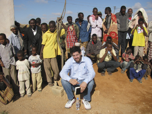 <YONHAP PHOTO-0087> A June 1, 2009, photo of Canadian author Jay Bahadur posing with Somali villagers in Dhanane, the semiautonomous region of Puntland, Somalia, while researching a book about piracy. The Somali pirates were nervous. A rookie author _ a white man from Canada _ had unexpectedly arrived in their cliff-top village to ask about the captured ship anchored offshore. Locals fearing a showdown quietly melted away into a small collection of shacks. (AP Photo)/2011-07-19 00:56:43/ <저작권자 ⓒ 1980-2011 ㈜연합뉴스. 무단 전재 재배포 금지.>
Canadian author Jay Bahadur poses with Somali villagers in Dhanane, the semiautonomous region of Puntland, Somalia.  AP-Yonhap News