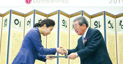 구자경(오른쪽) LG 명예회장이 성균관대 신문방송학과 금희조 교수에게 LG연암증서를 수여하고 있다. [사진=LG그룹]