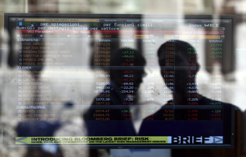 <YONHAP PHOTO-1958> A man looking a stock exchange board monitor is reflected in the window of a bank in Milan, Italy, Monday, July 18, 2011. Worries that Europe's debt crisis will spread to Italy and Spain weighed on markets Monday after stress tests into the continent's banks failed to ease tensions ahead of an emergency meeting of EU leaders. In early trading, most of Europe's main stock markets were sharply lower, with bank shares hit particularly hard, while the euro fell 0.6 percent to $1.4036. In a sign that contagion fears have not been allayed by last week's European bank stress test results, yields on Italian and Spanish bonds ratcheted up further. The rate on ten-year Italian bonds spiked up 0.19 percentage point to 5.88 percent, while the Spanish equivalent rose 0.18 percentage point to 6.26 percent. (AP Photo/Luca Bruno)/2011-07-18 21:43:52/ <저작권자 ⓒ 1980-2011 ㈜연합뉴스. 무단 전재 재배포 금지.>
A man looking a stock exchange board monitor is reflected in the window of a bank in Milan on Monday.
AP-Yonhap News