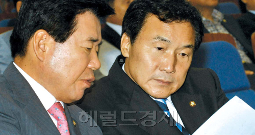 민주당 손학규(오른쪽) 대표와 김진표 원내대표가 19일 오전 국회에서 열린 정책의원총회에서 현안에 대해 의견을 나누고 있다. 양동출 기자/dcyang@heraldm.com
