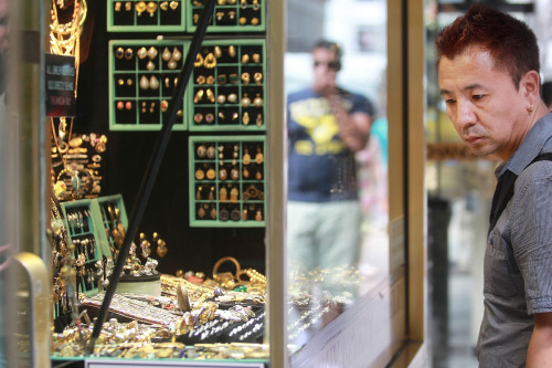<YONHAP PHOTO-0128> NEW YORK, NY - JULY 18: A man views gold items for sale in the Diamond District of Manhattan on July 18, 2011 in New York City. The price of gold rose above $1600 an ounce today, setting a new all-time record. Mario Tama/Getty Images/AFP== FOR NEWSPAPERS, INTERNET, TELCOS & TELEVISION USE ONLY == /2011-07-19 05:11:45/ <저작권자 ⓒ 1980-2011 ㈜연합뉴스. 무단 전재 재배포 금지.>
A man views gold items for sale in the Diamond District of Manhattan in New York City on Monday.   AFP-Yonhap News