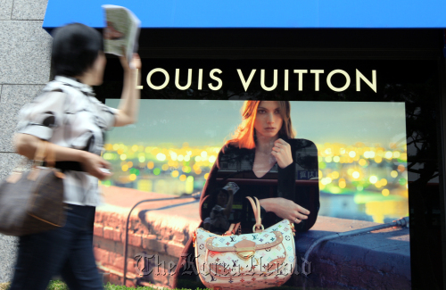 명동 명품쇼윈도_루이비통 2007.06.24 배선지기자sunji@heraldm.com
A pedestrian looks at an advertisement for a Louis Vuitton handbag in downtown Seoul.    Park Hyun-koo/The Korea Herald