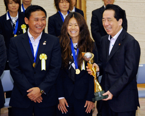<YONHAP PHOTO-1185> Japanese Prime Minister Naoto Kan, right, smiles as he holds the trophy with Japanese women's national soccer team player Homare Sawa, center, and head coach Norio Sasaki, left, at Kan's official residence in Tokyo Tuesday, July 19, 2011. Japan beat the U.S. in the final match at the Women's Soccer World Cup in Frankfurt, Germany on Sunday July 17. (AP Photo/Franck Robichon, Pool)/2011-07-19 13:56:48/ <저작권자 ⓒ 1980-2011 ㈜연합뉴스. 무단 전재 재배포 금지.>
Japanese Prime Minister Naoto Kan (right) smiles as he holds the World Cup trophy with national soccer team player Homare Sawa (center) and head coach Norio Sasaki in Tokyo on Tuesday. AP-Yonhap News