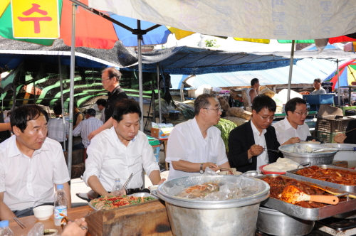 한국가스공사(사장 주강수)는 19일 성남 모란민속시장에서 공사와 전통시장 간 ‘전통시장 자매결연’협약서를 체결했다. 공사는 ‘전통시장 자매결연’ 협약을 통해 구내식당 식자재 구매, 분기별 ‘전통시장 가는 날’을 지정ㆍ운영하고, 연간 총 13억원 상당을 온누리 상품권으로 구매해 자매결연 시장들에 대해 집중 지원한다.