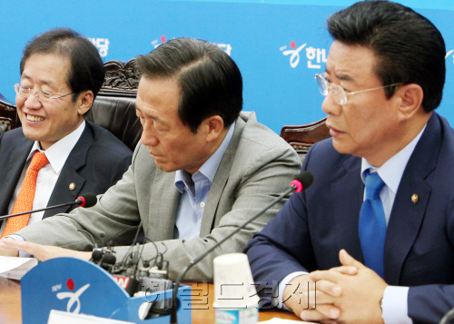 20일 오전 한나라당 여의도 당사에서 열린 최고위원-중진연석회의에서 전날 홍준표 대표의 대통령에 대한 언급에 대해 부적절했다고 지적하는이윤성 전 부의장의 발언을 들으며  홍 대표가 쓴웃음을 짓고 있다.양동출dcyang@heraldm.com/110720/
20일 오전 한나라당 여의도 당사에서 열린 최고위원-중진연석회의에서 전날 홍준표 대표의 대통령에 대한 언급에 대해 부적절했다고 지적하는이윤성 전 부의장의 발언을 들으며  홍 대표가 쓴웃음을 짓고 있다.양동출dcyang@heraldm.com/110720/
20일 오전 한나라당 여의도 당사에서 열린 최고중진연석회의에서 이윤성(오른쪽) 전 국회부의장이 “말은 전달, 확산과정을 거치면서 의도와 달리 변질될 우려가 크다”며 홍준표(왼쪽) 대표의 “대통령은 정치는 잘 못한다”는 발언을 우회 비판하자 홍 대표가 쓴웃음을 짓고 있다. 양동출 기자/dcyang@