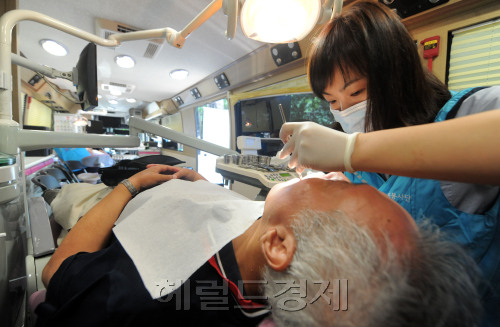 20일 오전 서울 강동구 천호공원에서 서울시 나눔진료봉사단이 65세이상 어르신들을 대상으로  노인치과이동진료를 하고 있다./ 안훈기자 rosedale@ 2011.07.20
20일 오전 서울 강동구 천호공원에서 서울시 나눔진료봉사단이 65세이상 어르신들을 대상으로  노인치과이동진료를 하고 있다./ 안훈기자 rosedale@ 2011.07.20
20일 오전 서울 강동구 천호공원에서 서울시 나눔진료봉사단이 65세이상 어르신들을 대상으로  노인치과이동진료를 하고 있다./ 안훈기자 rosedale@ 2011.07.20
서울의료원 나눔진료봉사단이 20일 오전 서울 강동구 천호공원에서 65세 이상 저소득층 어르신들을 대상으로 무료 치과 이동 진료를 하고 있다. ‘노인 이동 치과’는 이날 오후 4시까지 어르신 150여명에게 치아 검진, 잇몸 치료, 스케일링, 발치, 무료 틀니 등 특별 진료를 한다. 안훈 기자/rosedale@heraldm.com