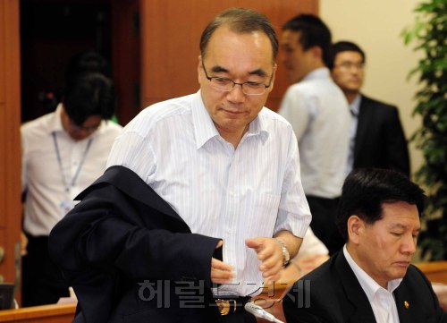 박재완 기획재정부장관이 20일 오전 서울 도렴동 정부중앙청사별관에서 경제정책조정회의를 주재하고 있다. 박해묵 기자/mook@heraldm.com
박재완 기획재정부장관이 20일 오전 서울 도렴동 정부중앙청사별관에서 경제정책조정회의를 주재하고 있다. 박해묵 기자/mook@heraldm.com
박재완 기획재정부장관이 20일 오전 서울 도렴동 정부중앙청사별관에서 경제정책조정회의를 주재하고 있다. 박해묵 기자/mook@heraldm.com
박재완 기획재정부장관이 20일 오전 서울 도렴동 정부중앙청사별관에서 경제정책조정회의를 주재하고 있다. 박해묵 기자/mook@heraldm.com
