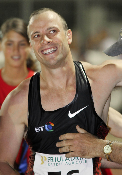 <YONHAP PHOTO-0367> In this photo released by Nuova Atletica dal Friuli, South African double amputee runner Oscar Pistorius reacts after qualifying for the track and field world championships for the first time, with a personal best in the 400 meters of 45.07 seconds, in the northern town of Lignano, Italy, Tuesday, July 19, 2011. Pistorius needed a time of 45.25 to qualify for the worlds for the first time. The championships begin Aug. 27 in Daegu, South Korea. (AP Photo/Carmelo Imbesi) EDITORIAL USE ONLY/2011-07-20 07:30:33/ <저작권자 ⓒ 1980-2011 ㈜연합뉴스. 무단 전재 재배포 금지.>
South African runner Oscar Pistorius celebrates after qualifying for the Daegu worlds. AP-Yonhap News