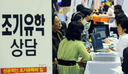 Parents discuss sending children abroad at an early age for study with consultants during a recent event in Seoul.   The Korea Herald