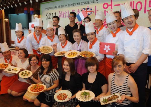 7개국 해외한식강사가 만든 한국음식품평회.<br />이상섭 기자 babtong@heraldm.com 2011.07.20
Cooks and participants of the tasting event hosted by the Institute of Traditional Korean Food pose with fusion hansik dishes on Wednesday.  Lee Sang-sub/The Korea Herald