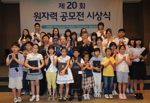 20일 한국원자력문화재단(이사장 이재환)은 서울 프레스센터 국제회의실에서 제 20회 원자력공모전 시상식이 열렸다. 이번 공모전에서 이규환학생(포스터 초등부 지식경제부장관상), 이소라학생(글짓기 중등부 교육과학기술부장관상)을 비롯해 지식경제부장관상 9명, 교육과학기술부장관 9명등 총 395명, 최우수지도교사 6명, 우수지도교사 12명, 단체상 6개교가 입상의 영광을 안았다. <br />이상섭 기자 babtong@heraldm.com 2011.07.20
20일 한국원자력문화재단(이사장 이재환)은 서울 프레스센터 국제회의실에서 제 20회 원자력공모전 시상식이 열렸다. 이번 공모전에서 이규환학생(포스터 초등부 지식경제부장관상), 이소라학생(글짓기 중등부 교육과학기술부장관상)을 비롯해 지식경제부장관상 9명, 교육과학기술부장관 9명등 총 395명, 최우수지도교사 6명, 우수지도교사 12명, 단체상 6개교가 입상의 영광을 안았다.
이상섭 기자 babtong@heraldm.com 2011.07.20