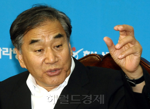 한나라당  7,28재보선 은평(을) 후보인 이재오 전 국민권익위원장이 6일 오전 한나라당 여의도당사에서  공천장을 수여받고 인사말을 하고 있다.양동출dcyang@heraldm.com/100706/