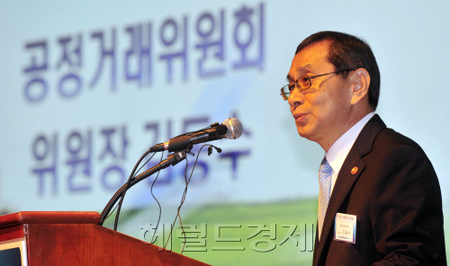 김동수 공정거래위원장이 21일 서울 삼성동 그랜드 인터콘티넨탈호텔에서 열린 한국무역협회 최고경영자 조찬회에서 '대 중소기 상생을 위한 공정거래 정책방향'이라는 주제로 강연을 하고 있다.<br />김명섭 기자 msiron@
김동수 공정거래위원장이 21일 서울 삼성동 그랜드 인터콘티넨탈호텔에서 열린 한국무역협회 최고경영자 조찬회에서 '대 중소기 상생을 위한 공정거래 정책방향'이라는 주제로 강연을 하고 있다.
김명섭 기자 msiron@
김동수 공정거래위원장이 21일 서울 삼성동 그랜드 인터컨티넨탈호텔에서 열린 한국무역협회 최고경영자 조찬회에서 ‘대중소기업 상생을 위한 공정거래 정책방향’이라는 주제로 강연을 하고 있다. 김명섭 기자 msiron@