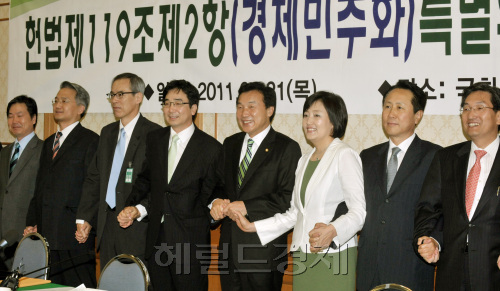 21일 오전 국회 귀빈식당에서 열린 민주당 경제민주화 특별위원회 1차회의에 앞서  손학규 대표를 비롯한 참석자들이 포즈를 취하고 있다.양동출dcyang@heraldm.com/110721/
21일 오전 국회 귀빈식당에서 열린 민주당 경제민주화 특별위원회 1차회의에 앞서  손학규 대표를 비롯한 참석자들이 포즈를 취하고 있다.양동출dcyang@heraldm.com/110721/
21일 오전 국회 귀빈식당에서 열린 민주당 경제민주화특별위원회 1차 회의에 앞서 손학규 대표를 비롯한 참석자들이 기념촬영을 하고 있다.  양동출 기자 dcyang@