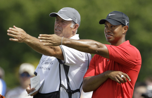 <YONHAP PHOTO-0261> FILE - This March 13, 2011, file photo shows Tiger Woods' caddie Steve Williams, left, and Woods, right, lining up a putt on the fourth hole during the final round at the Cadillac Championship golf tournament, in Doral, Fla. Woods has decided to get rid of Williams as his caddie. Woods announced on his website Wednesday, July 20, 2011, that he and Williams, who have been together since March 1999, will no longer be working together. (AP Photo/Lynne Sladky, File)/2011-07-21 05:22:40/ <저작권자 ⓒ 1980-2011 ㈜연합뉴스. 무단 전재 재배포 금지.>
This March 13 file photo shows Tiger Woods (right) and caddie Steve Williams.  AP-Yonhap News