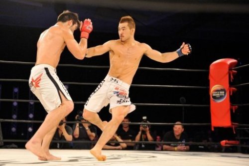 South Korea’s Bae Myung-ho (right) and Rod MacSwain of New Zealand vie for the Legend Fighting Championship welterweight title belt at Macau’s City of Dreams casino complex.
