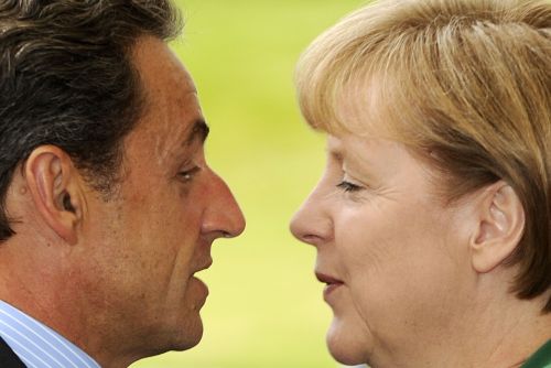 <YONHAP PHOTO-0369> German Chancellor Angela Merkel greets French President Nicolas Sarkozy on July 20, 2011 in the courtyard of the Chancellory in Berlin, prior to talks one day ahead of a pivotal summit of heads of state and government in Brussels aimed at a sealing a second Greek bailout. Merkel and Sarkozy are confident they can agree in talks a common position for the eurozone summit, her spokesman said. TOPSHOTS/AFP PHOTO / ODD ANDERSEN /2011-07-21 05:46:40/ <저작권자 ⓒ 1980-2011 ㈜연합뉴스. 무단 전재 재배포 금지.>
German Chancellor Angela Merkel greets French President Nicolas Sarkozy on Wednesday in the courtyard of the Chancellory in Berlin, prior to talks the day before a pivotal summit of heads of state and government in Brussels aimed at sealing a second Greek bailout.   AFP-Yonhap News