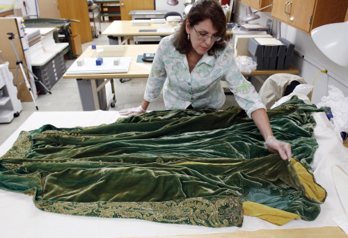<YONHAP PHOTO-2078> Cara Varnell, an independent art conservator who specializes in Hollywood film costumes, works with the green velvet gown from the film "Gone With the Wind," Tuesday, July 19, 2011, in Austin, Texas. The Harry Ransom Center at the University of Texas is working to preserve five of the dresses acquired with the collection of film producer David O. Selznick in the 1980s. (AP Photo/Eric Gay)/2011-07-20 17:56:55/ <저작권자 ⓒ 1980-2011 ㈜연합뉴스. 무단 전재 재배포 금지.>
Cara Varnell, an independent art conservator who specializes in Hollywood film costumes, works with the green velvet gown from the film “Gone With the Wind,” on Tuesday in Austin, Texas.  AP-Yonhap News